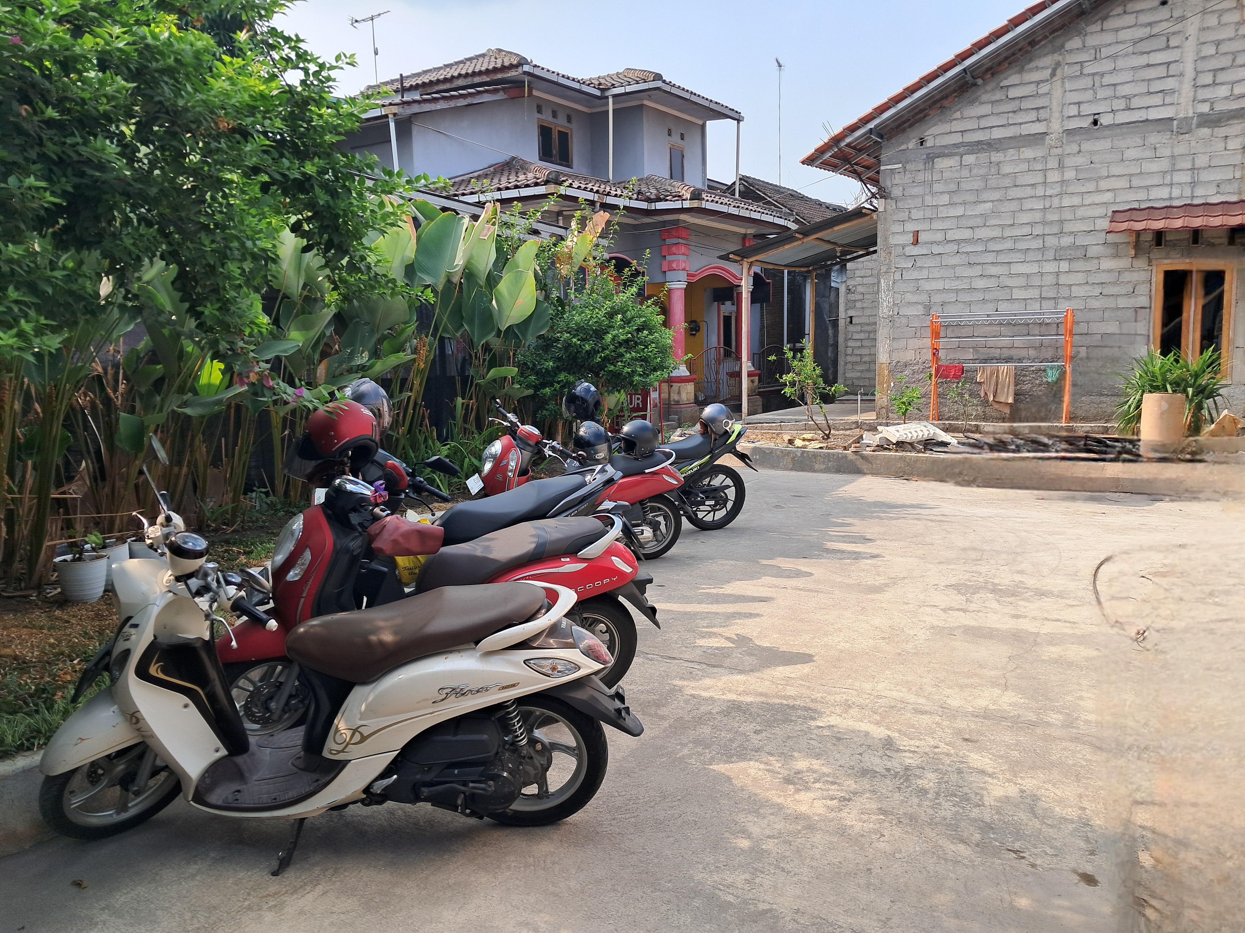 Area Parkir & Halaman